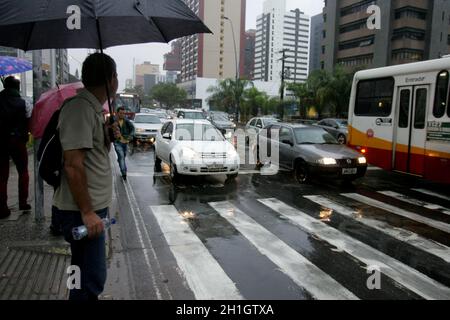 salvador, bahia / brasilien - 23. april 2013: Menschen werden bei Fußgängerübergängen in der Stadt Salvador, Bahia, mit Regenführungen beobachtet. Stockfoto