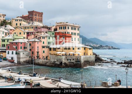 Genua, Italien, 14. Mai 2017: Landschaft von Boccadasse - kleines Fischerdorf in der Nähe der Stadt Genua, Italien. Stockfoto