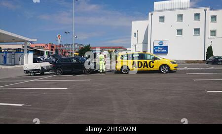 BAD RAPPENAU, DEUTSCHLAND- 21. JULI 2020: Der ADAC General Deutscher Automobilclub Servicemann aus gelbem Auto hilft Autofahrern in Schwierigkeiten Stockfoto