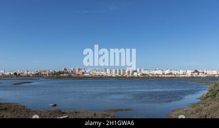 Faro, Portugal - 26. Februar 2020: Blick auf die Stadt vom Handelshafen am Meer an einem Wintertag Stockfoto