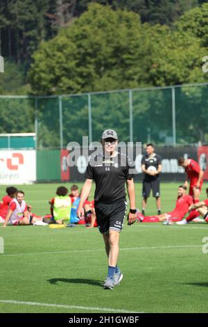 Das Training ist vorbei, Trainer Christian Streich (Freiburg) schreit zum Pressegespräch beim Trainingsstart beim Fußball-Bundesligisten SC Freibu Stockfoto