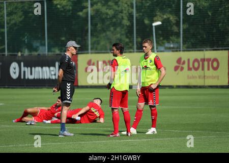 Im Gespräch: Trainer Christian Streich (Freiburg) mit Marco Terrazzino Marco Terrazino (Freiburg) und Nils Petersen (Freiburg) beim Trainingskontakt b Stockfoto