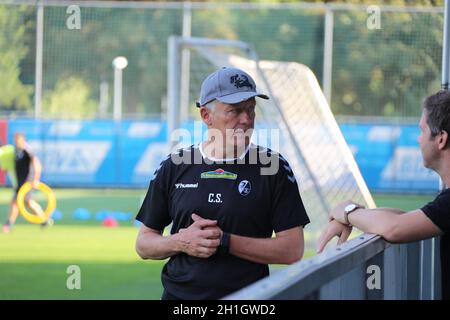 Trainer Christian Streich (Freiburg) im Gespräch mit sportlichem Leiter / Vorstand Sport Jochen Saier (Freiburg), Trainingsauftritt beim Fußball-Bund Stockfoto