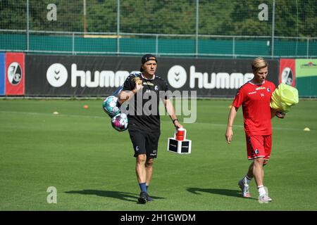 Physiotherapeut Uwe Vetter und Lino Tempelmann (SC Freiburg) verlassen nach dem Training den Platz beim Trainingskontakt beim Fußball-Bundesligisten Stockfoto