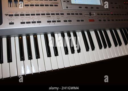 Neue moderne Pfeifenorgel Keyboard Draufsicht. Einfache Nahaufnahme von elektronischen Instrumenten. Musikkonzert Hintergrund Stockfoto