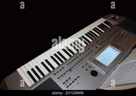 Neue moderne Pfeifenorgel Keyboard Draufsicht. Einfache Nahaufnahme von elektronischen Instrumenten. Musikkonzert Hintergrund Stockfoto