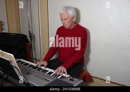 Die männlichen Hände an der neuen modernen Pfeifenorgel-Tastatur Draufsicht. Einfache Nahaufnahme von elektronischen Instrumenten. Musikkonzert Hintergrund Stockfoto