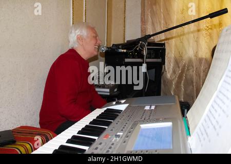 Die männlichen Hände an der neuen modernen Pfeifenorgel-Tastatur Draufsicht. Einfache Nahaufnahme von elektronischen Instrumenten. Musikkonzert Hintergrund Stockfoto