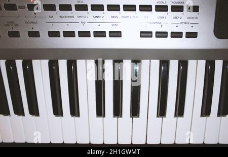 Neue moderne Pfeifenorgel Keyboard Draufsicht. Einfache Nahaufnahme von elektronischen Instrumenten. Musikkonzert Hintergrund Stockfoto