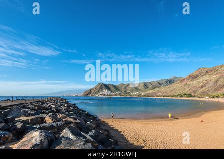 Santa Cruz de Tenerife, Kanarische Inseln, Spanien - Dezember 11, 2016: Der Damm, den berühmten Las Teresitas Strand in der Nähe von Santa Cruz de Tenerife schützt i Stockfoto