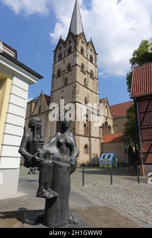 Stadtgeschichtsdenkmal vor dem Herforder Münster - evangelisch-lutherische Pfarrkirche, Herford, Nordrhein-Westfalen, Deutschland Stockfoto