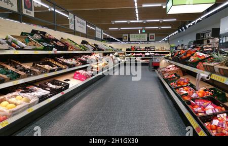 WETZLAR, DEUTSCHLAND - DEZEMBER 18 2019: Gang mit Obst- und Gemüseprodukten, Inneneinrichtung eines ALDI VERKLAGT Discounter. Stockfoto