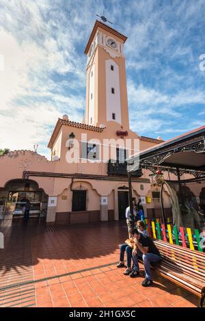 Santa Cruz de Teneriffa, Kanarische Inseln, Spanien - 11. Dezember 2016: Menschen im Mercado Municipal Nuestra Senora de Africa La Recova oder Municipal Market Stockfoto