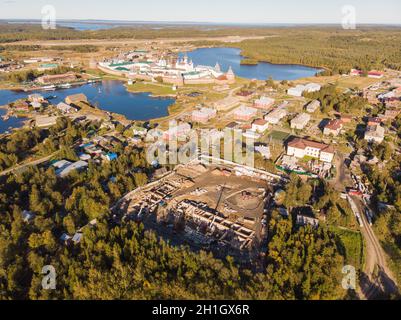 Bau eines neuen Krankenhauses in Solovki. Russland, Archangelsk Region, Solowetski-Inseln Stockfoto