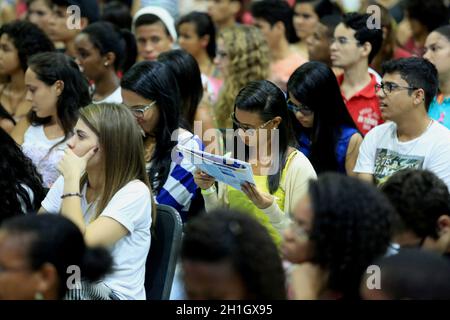 salvador, bahia / brasilien - 23. august 2014: Schüler werden während der Vorbereitungsklasse für die nationale Abitur - enem - in der Stadt Salva gesehen Stockfoto