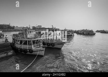 Mumbai, Indien - 22. November 2019: Bunte Touristen-Passagierboote in der Nähe von Gateway of India in Mumbai (Bombay), Indien. Schwarzweiß-Fotografie. Stockfoto