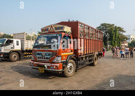 Mumbai, Indien - 22. November 2019: Farbenfroher Laster mit reichen dekorativen Gemälden, typisch für die LKW in Indien. Stockfoto