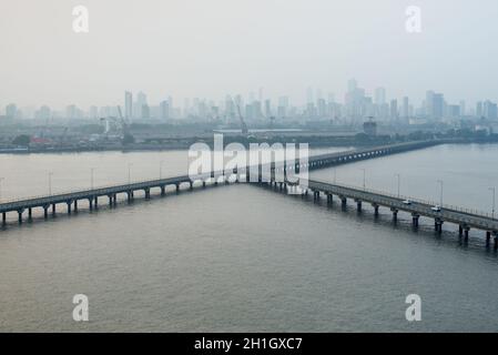 Mumbai, Indien - 22. November 2019: Smog Verschmutzung in Mumbai, Indien vom Kreuzfahrthafen aus gesehen. Das Problem der Luftverschmutzung in Mumbai. Ein Blick auf die Cit Stockfoto