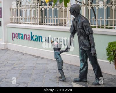 Bronzeskulptur vor dem Peranakan Museum - Singapur Stockfoto