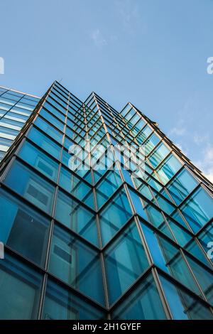 London, Großbritannien - 30 September 2006: quadratische Fenster des modernen Stahl und Glas Bürogebäude zu Himmel Stockfoto