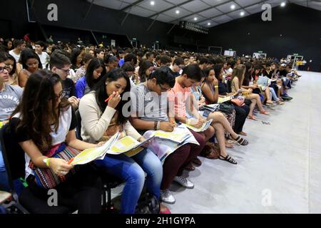 salvador, bahia / brasilien - 23. august 2014: Schüler werden während der Vorbereitungsklasse für die nationale Abitur - enem - in der Stadt Salva gesehen Stockfoto