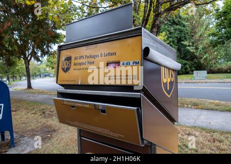 Kirkland, WA USA - ca. September 2021: Abgewinkelte Ansicht eines UPS-Pakets und einer Brieflagerstation in der Innenstadt von Kirkland. Stockfoto