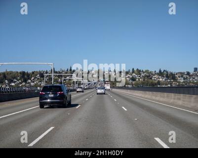 Seattle, WA USA - ca. April 2021: Blick auf die Interstate i-5 in Seattle an einem sonnigen Tag. Stockfoto