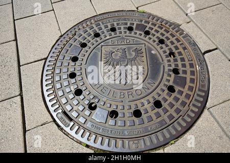 Heilbronn, Baden-Württemberg / Deutschland - 23 06 2020: Schachtdeckel mit Wappen in Heilbronn Stockfoto