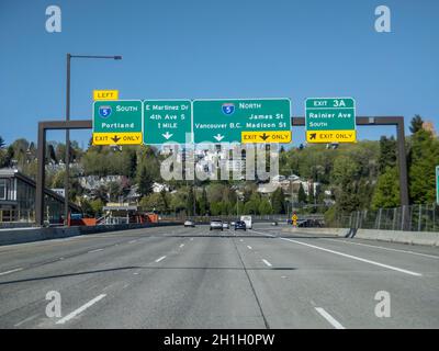 Seattle, WA USA - ca. April 2021: Blick auf die Interstate i-5 in Seattle an einem sonnigen Tag. Stockfoto