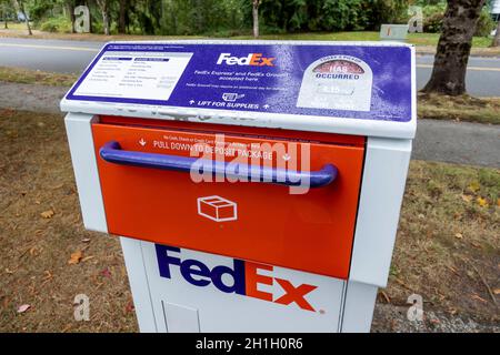 Kirkland, WA USA - ca. September 2021: Schräge Ansicht eines FedEx-Pakets und einer Brieflagerstation in der Innenstadt von Kirkland Stockfoto