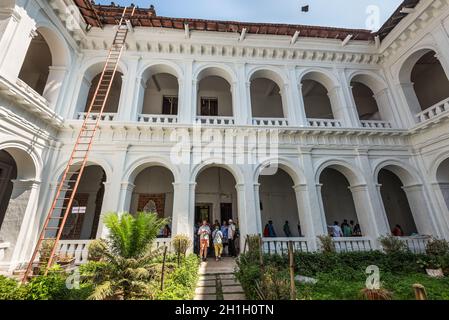 Old Goa, Indien - 23. November 2019: Innenhof. Basilika von Bom Jesus (Borea Jezuchi Bajilika) in Alt-Goa, die Hauptstadt von Goa in den frühen Tagen war Stockfoto