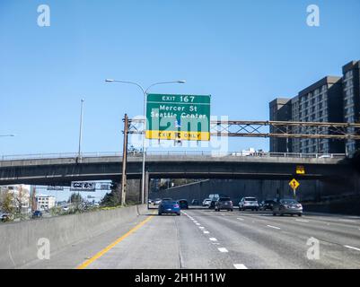 Seattle, WA USA - ca. April 2021: Blick auf die Interstate i-5 in Seattle an einem sonnigen Tag. Stockfoto