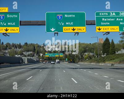 Seattle, WA USA - ca. April 2021: Blick auf die Interstate i-5 in Seattle an einem sonnigen Tag. Stockfoto