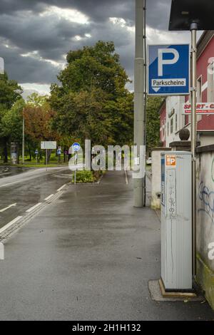 Graz, Österreich. August 2020. Parkplatz Bezahlautomat an einer Straße im Stadtzentrum Stockfoto