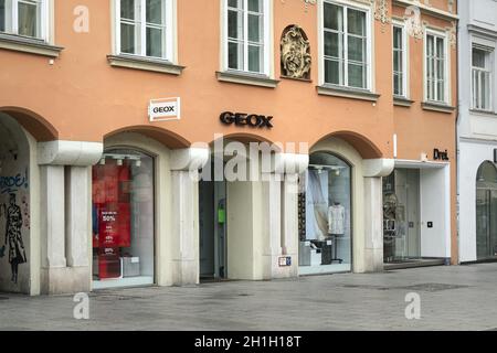 Graz, Österreich. August 2020. Die Außenansicht der Schaufenster der Marke Geox in der Innenstadt Stockfoto