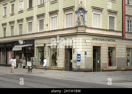 Graz, Österreich. August 2020. Die Außenansicht von United Colors des Benetton Markenfensters im Stadtzentrum Stockfoto