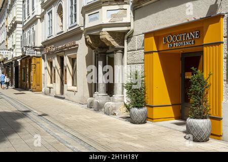 Graz, Österreich. August 2020. Außenansicht des Schaufensters der Marke L'Occitane im Stadtzentrum Stockfoto