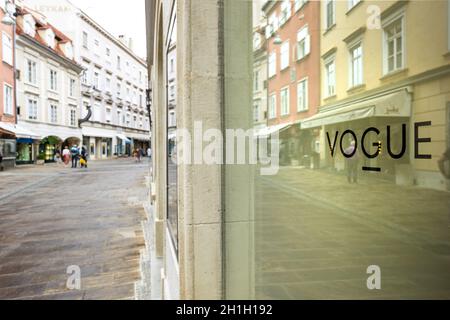 Graz, Österreich. August 2020. Blick auf das Schaufenster der Vogue-Marke im Stadtzentrum Stockfoto