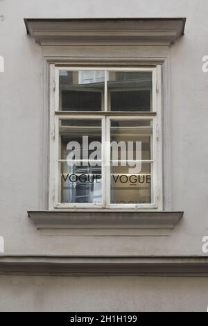 Graz, Österreich. August 2020. Blick auf das Schaufenster der Vogue-Marke im Stadtzentrum Stockfoto