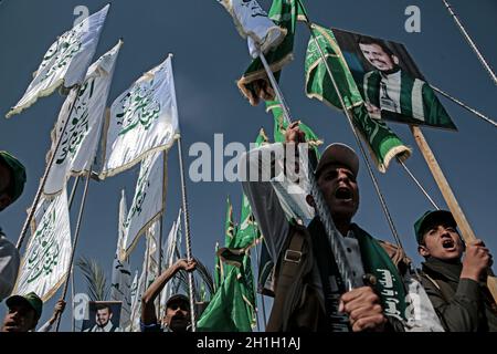 Sanaa, Jemen. Oktober 2021. Huthi-Rebellen und ihre Anhänger halten Fahnen und Plakate des Führers der schiitischen Huthi-Bewegung Abdul-Malik al-Huthi während einer Feier zum Jahrestag der Geburt des islamischen Propheten Muhammad (Mawlid al-Nabi) in Sanaa. Quelle: Hani Al-ANSI/dpa/Alamy Live News Stockfoto