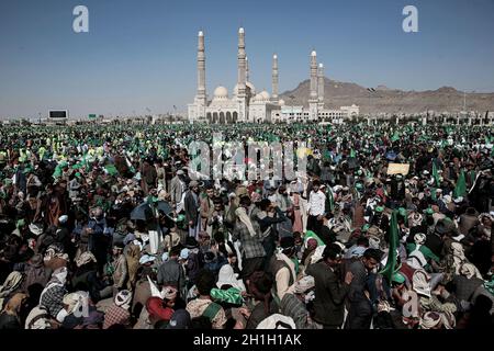 Sanaa, Jemen. Oktober 2021. Huthi-Rebellen und ihre Anhänger nehmen an einer Feier zum Jahrestag der Geburt des islamischen Propheten Muhammad (Mawlid al-Nabi) in Sanaa Teil. Quelle: Hani Al-ANSI/dpa/Alamy Live News Stockfoto