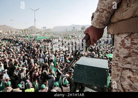 Sanaa, Jemen. Oktober 2021. Ein Soldat, der den Huthi-Rebellen treu ist, steht während einer Feier zum Jahrestag der Geburt des islamischen Propheten Muhammad (Mawlid al-Nabi) in Sanaa unter Wache. Quelle: Hani Al-ANSI/dpa/Alamy Live News Stockfoto