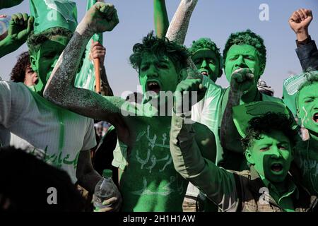 Sanaa, Jemen. Oktober 2021. Huthi-Rebellenanhänger mit bemalten Gesichtern und Leichen nehmen an einer Feier zum Jahrestag der Geburt des islamischen Propheten Muhammad (Mawlid al-Nabi) in Sanaa Teil. Quelle: Hani Al-ANSI/dpa/Alamy Live News Stockfoto