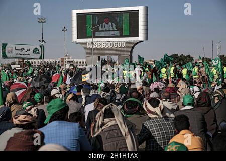 Sanaa, Jemen. Oktober 2021. Huthi-Rebellen und ihre Anhänger sehen sich eine Rede ihres Führers Abdul-Malik al-Huthi an, die während einer Feier anlässlich des Jahrestages der Geburt des islamischen Propheten Muhammad (Mawlid al-Nabi) in Sanaa auf einem Bildschirm gezeigt wird. Quelle: Hani Al-ANSI/dpa/Alamy Live News Stockfoto