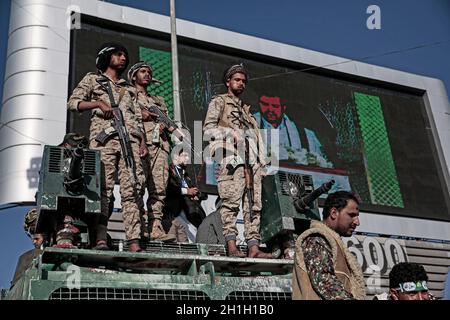 Sanaa, Jemen. Oktober 2021. Soldaten, die den Huthi-Rebellen treu sind, stehen während einer Feier zum Jahrestag der Geburt des islamischen Propheten Muhammad (Mawlid al-Nabi) in Sanaa unter Wache. Quelle: Hani Al-ANSI/dpa/Alamy Live News Stockfoto