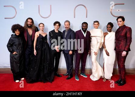 Golda Rosheuvel, Jason Momoa, Rebecca Ferguson, Timothee Chalamet, Denis Villeneuve, Babs Olusanmokun, Zendaya, Sharon Duncan-Brewster und David Dastmalchian nehmen an einer Sondervorführung von Dune auf dem Odeon Leicester Square in London Teil. Bilddatum: Montag, 18. Oktober 2021. Stockfoto