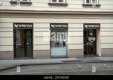 Graz, Österreich. August 2020. Die Außenansicht der Nespresso Marke Schaufenster in der Innenstadt Stockfoto