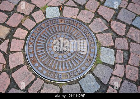 Miltenberg, Bayern - 13 07 2020: Schachtabdeckung der Stadt Miltenberg Stockfoto