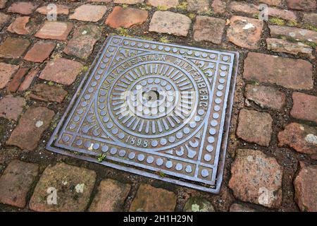 Miltenberg, Bayern - 13 07 2020: Schachtabdeckung der Stadt Miltenberg Stockfoto