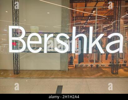 Kiyv, Ukraine - 2. August 2020: Bershka-Laden im Inneren. Bershka ist ein Bekleidungshandelsunternehmen. Es ist Teil der spanischen Inditex-Gruppe Stockfoto